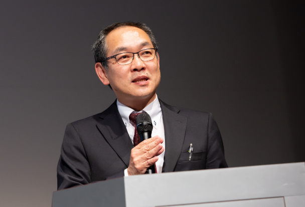 鷹股 亮 氏